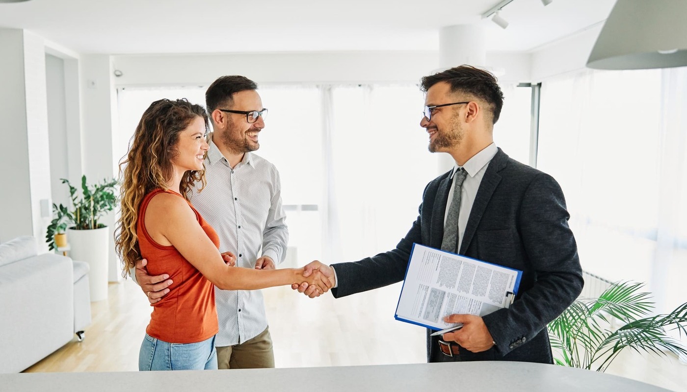 pareja comprando un piso