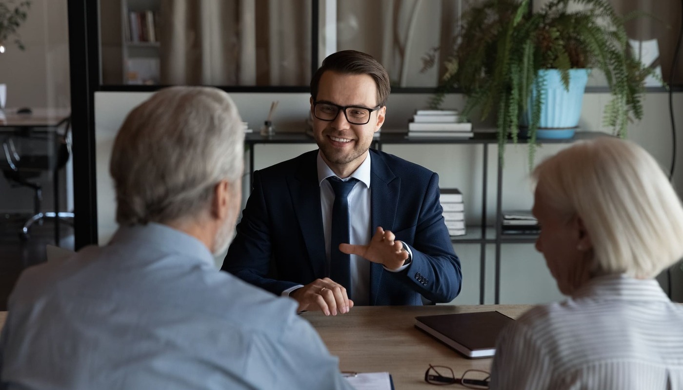 Fiduciarios firmando un fidelcomiso