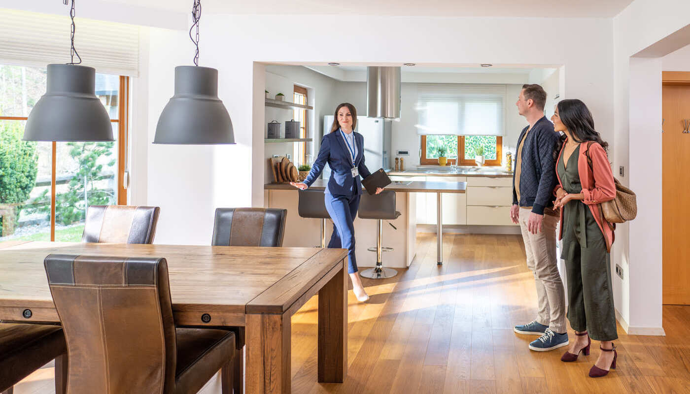 Pareja visitando un piso en venta