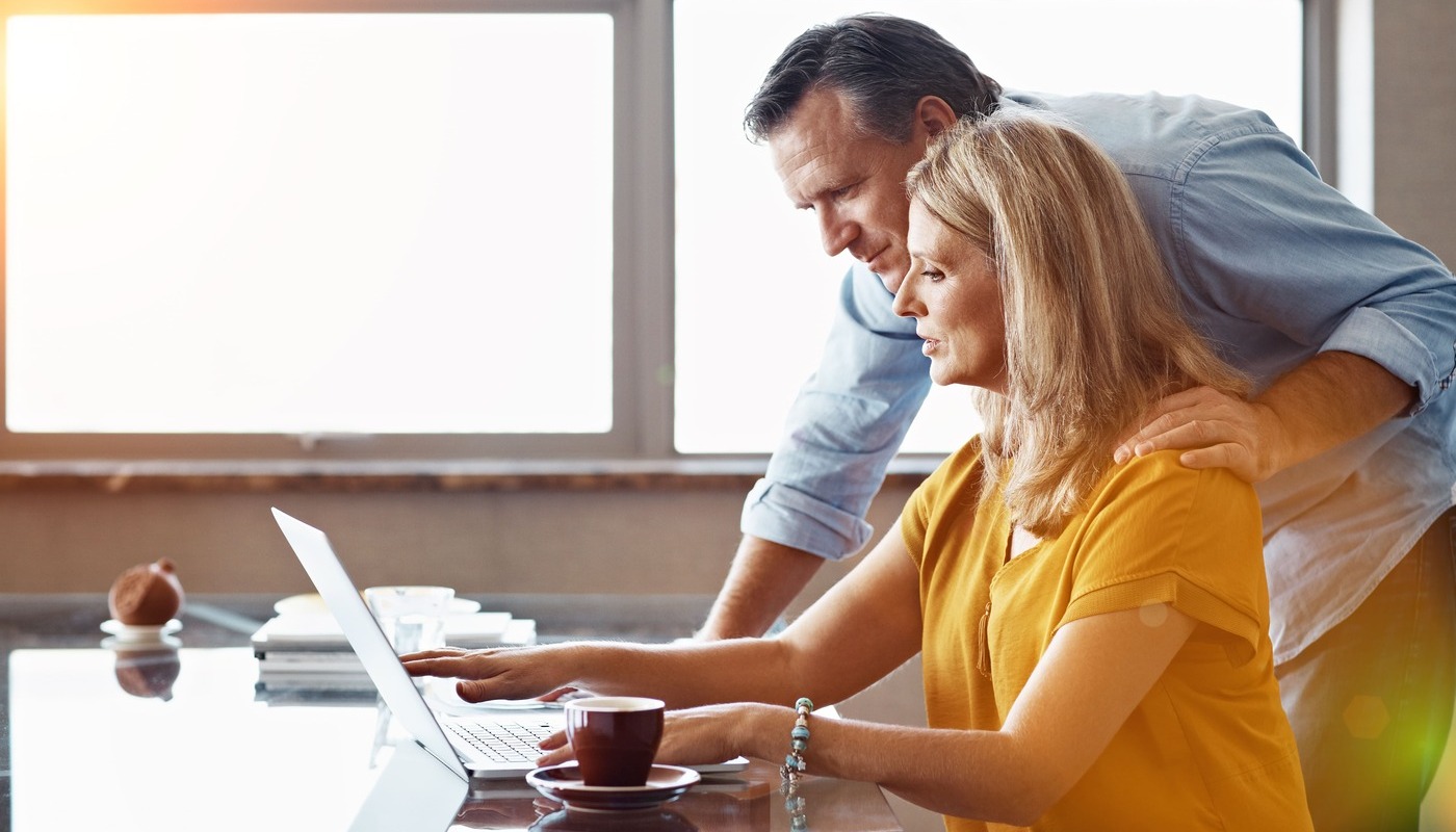 Pareja buscando las características de un barrio urbano