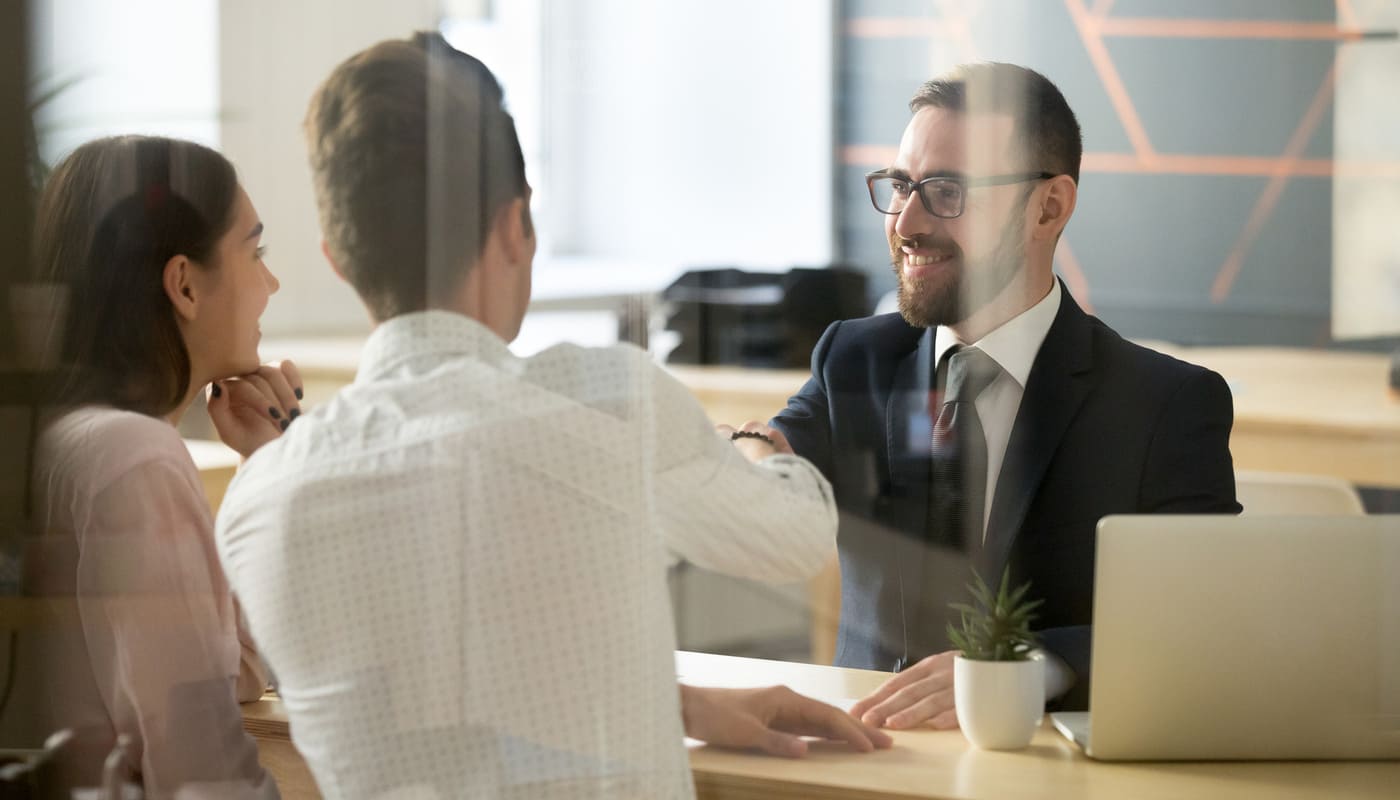 Pareja firmando la separación de bienes