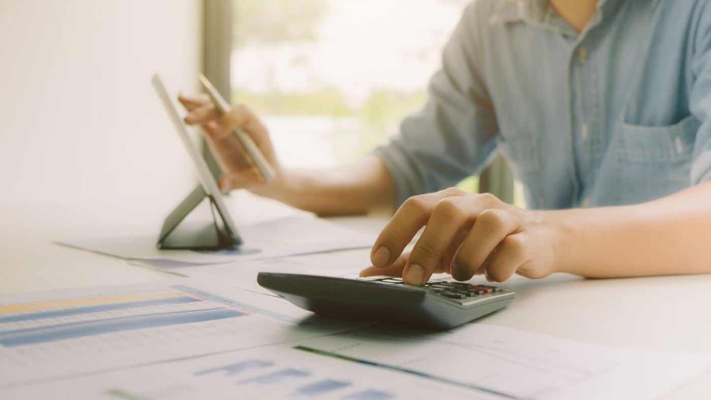 Persona calculando cómo amortizar la hipoteca