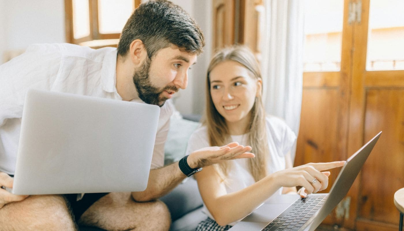 Pareja consultando bonificaciones fiscales por compra de vivienda