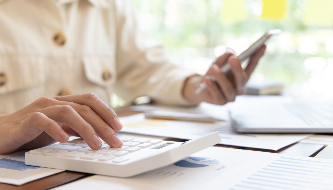 Persona calculando el IRAV