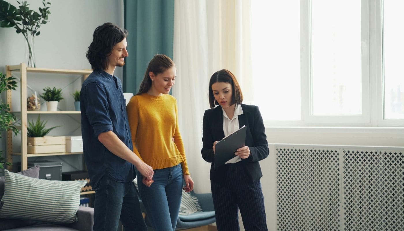 Pareja visitando piso piloto
