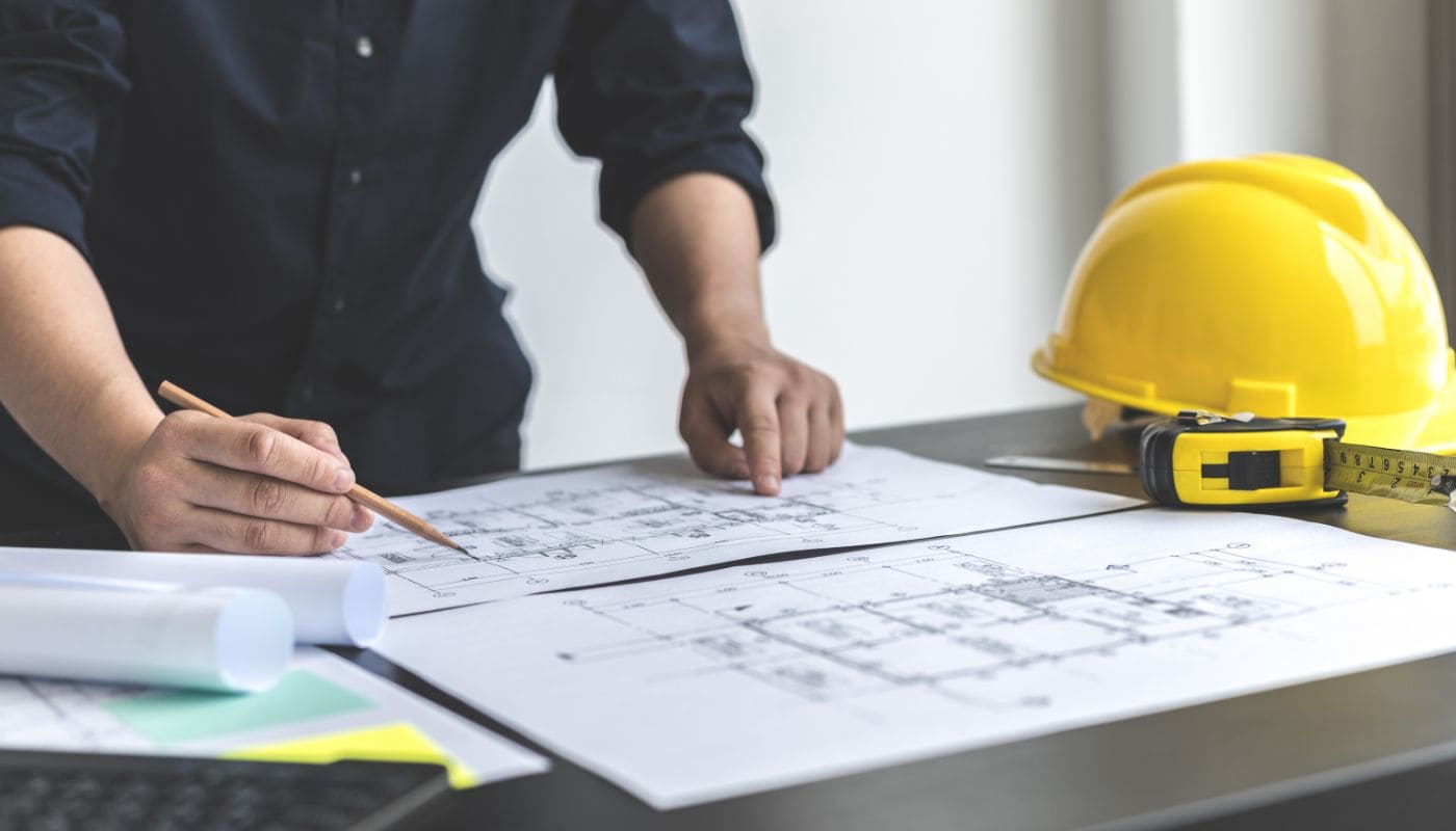 Arquitecto preparando los trámites tras el AFO