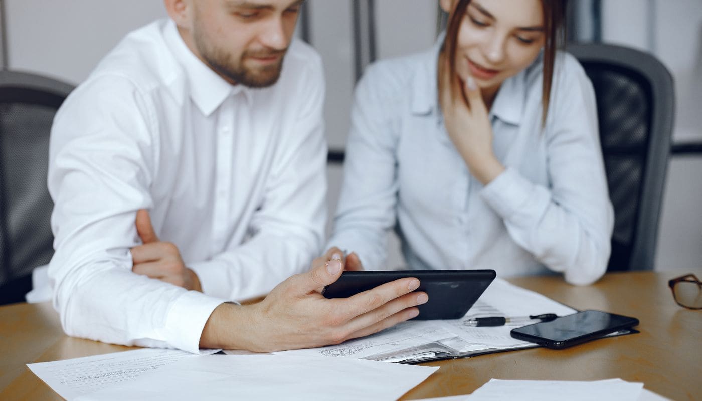 Pareja calculando la ganancia patrimonial