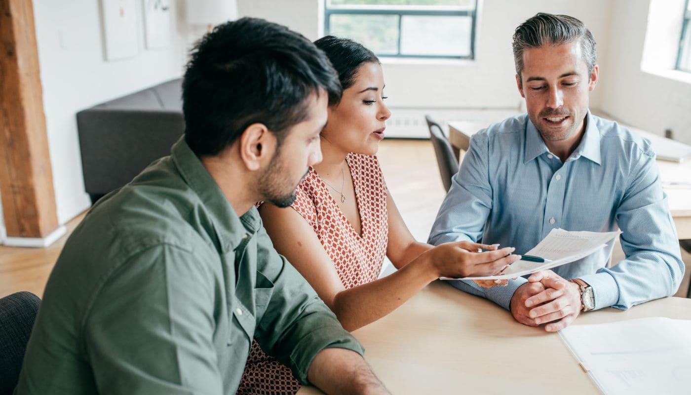 Pareja revisando el acta de transparencia con un notario