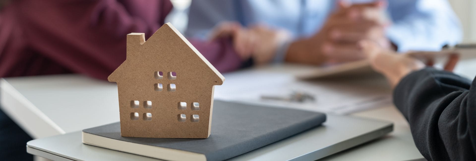Pareja comprando un piso a medias