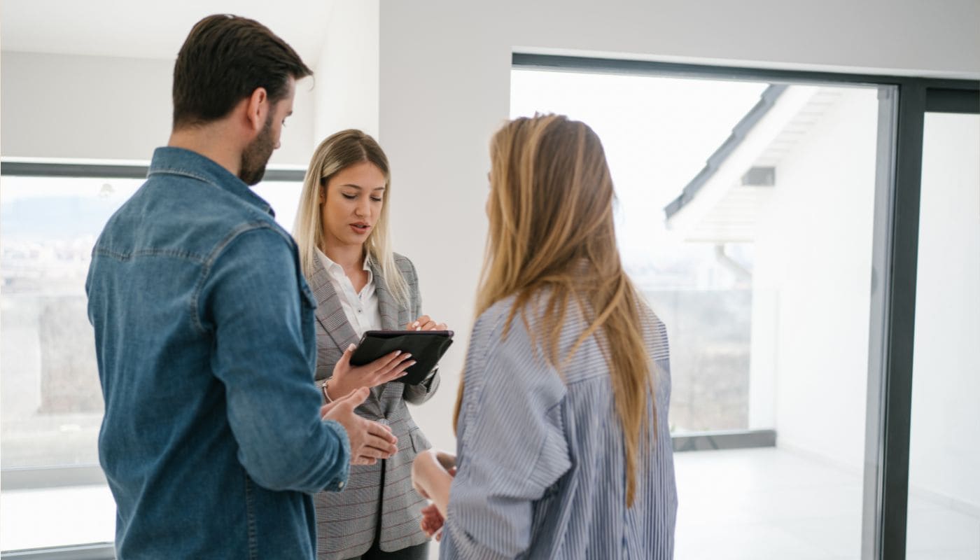 Pareja visitando un piso en venta