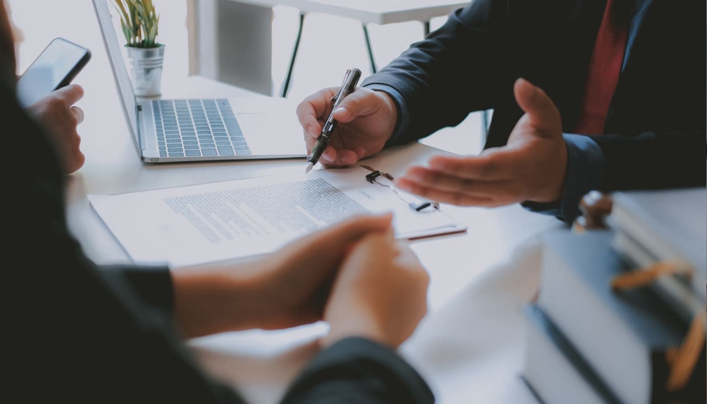 Personas recibiendo asesoramiento sobre el euribor