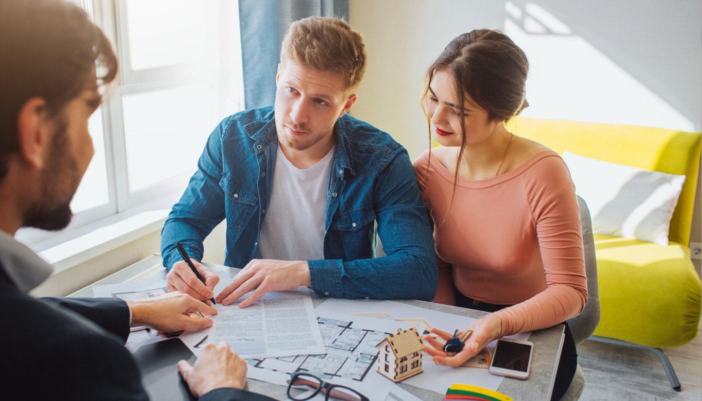 pareja comprando vivienda de obra nueva