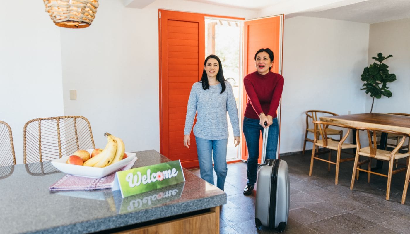 Jovenes entrando en un piso de alquiler turistico