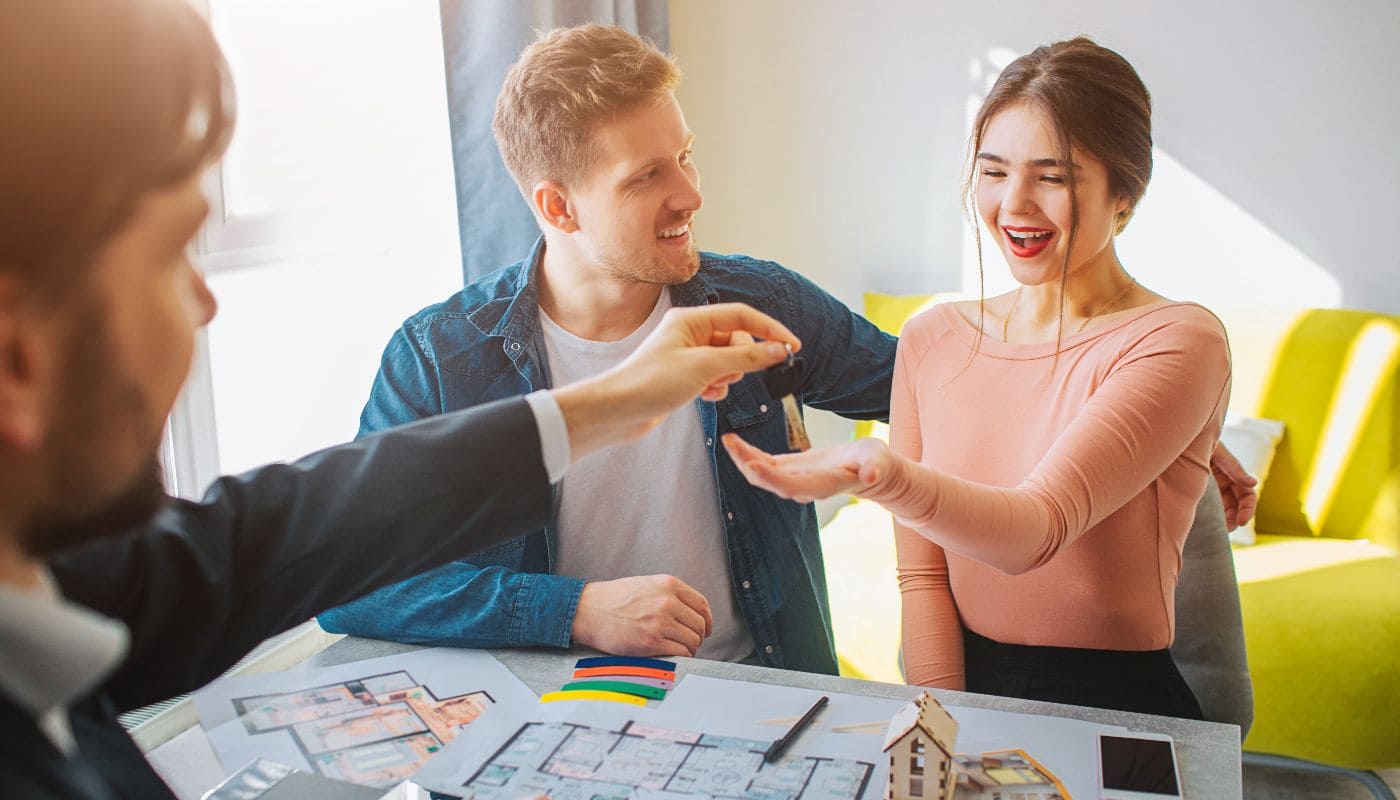 Pareja recibiendo las llaves de su vivienda
