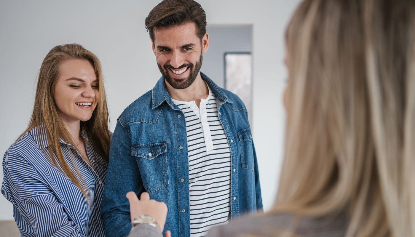 Pareja comprando una vivienda