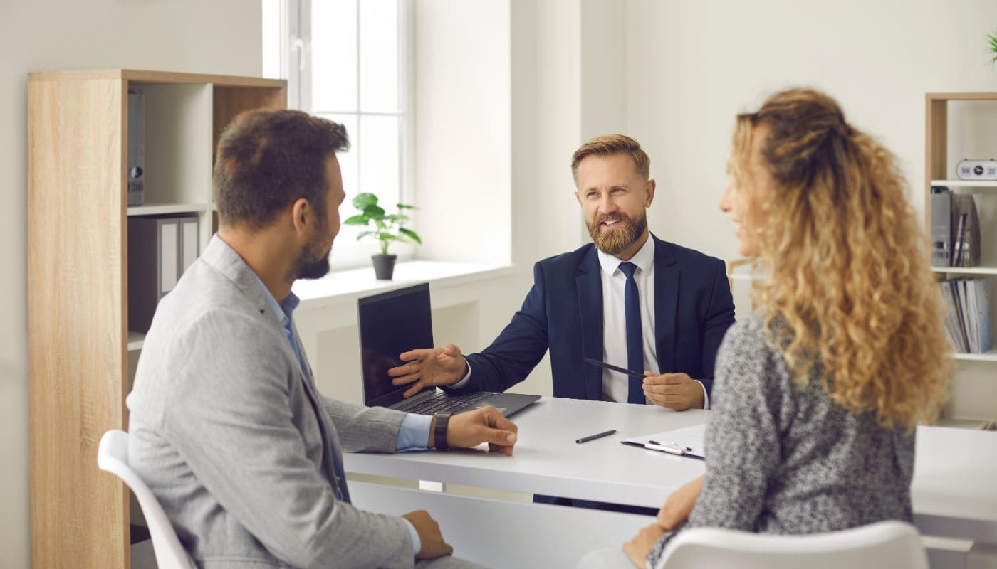Pareja recibiendo asesoramiento sobre la compra de una vivienda
