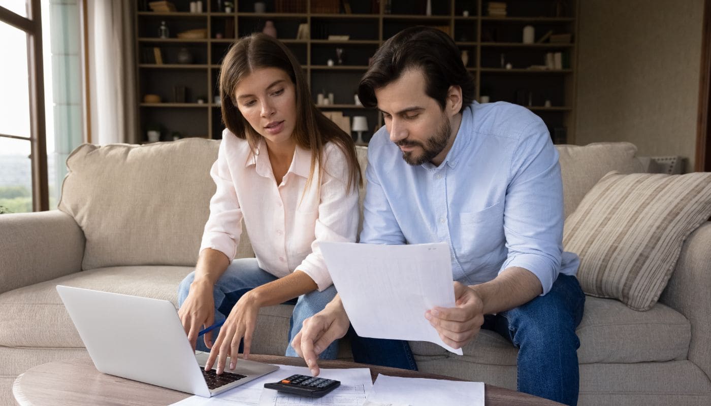 Pareja calculando impuestos