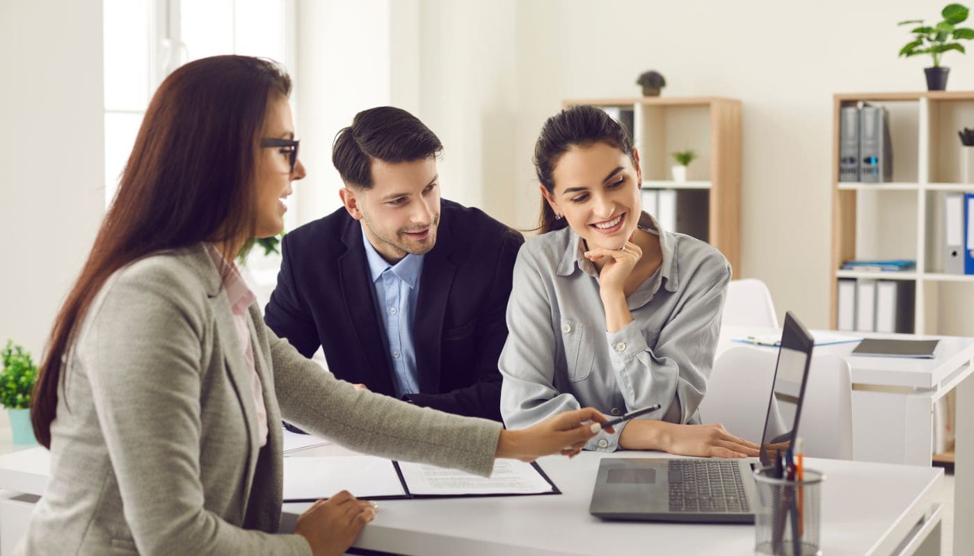 Pareja recibiendo asesoramiento sobre la compra de vivienda