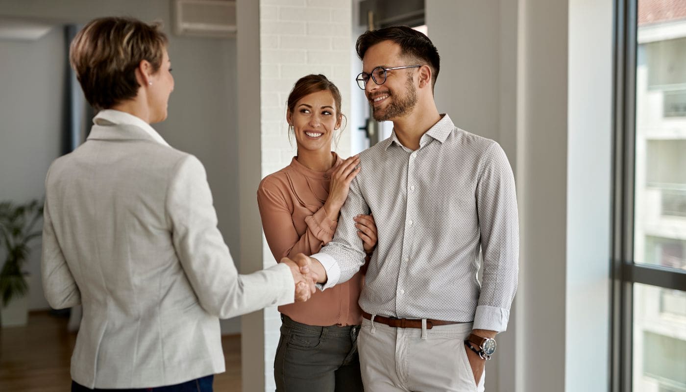 Pareja visitando un piso piloto