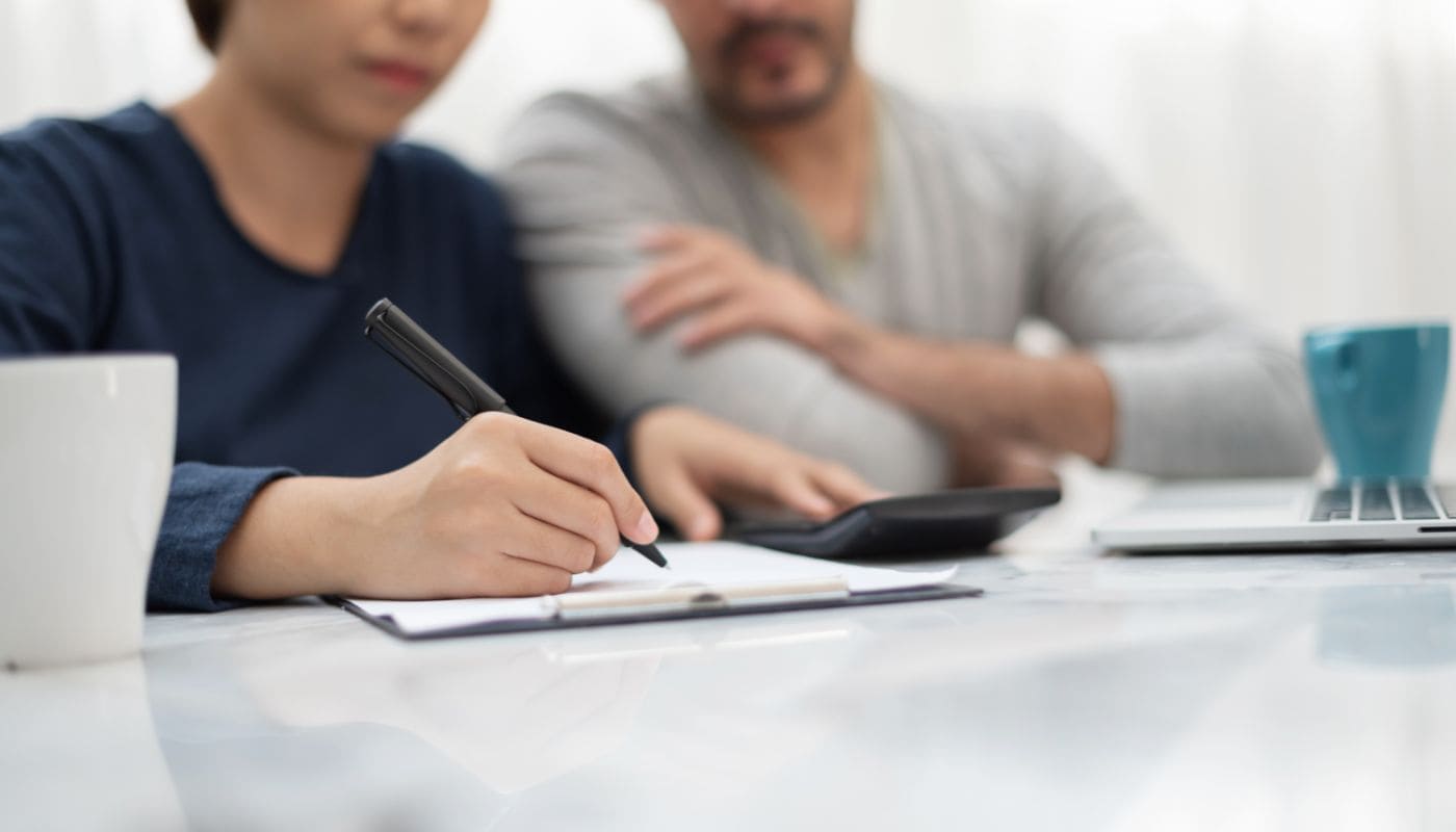 Pareja calculando impuestos