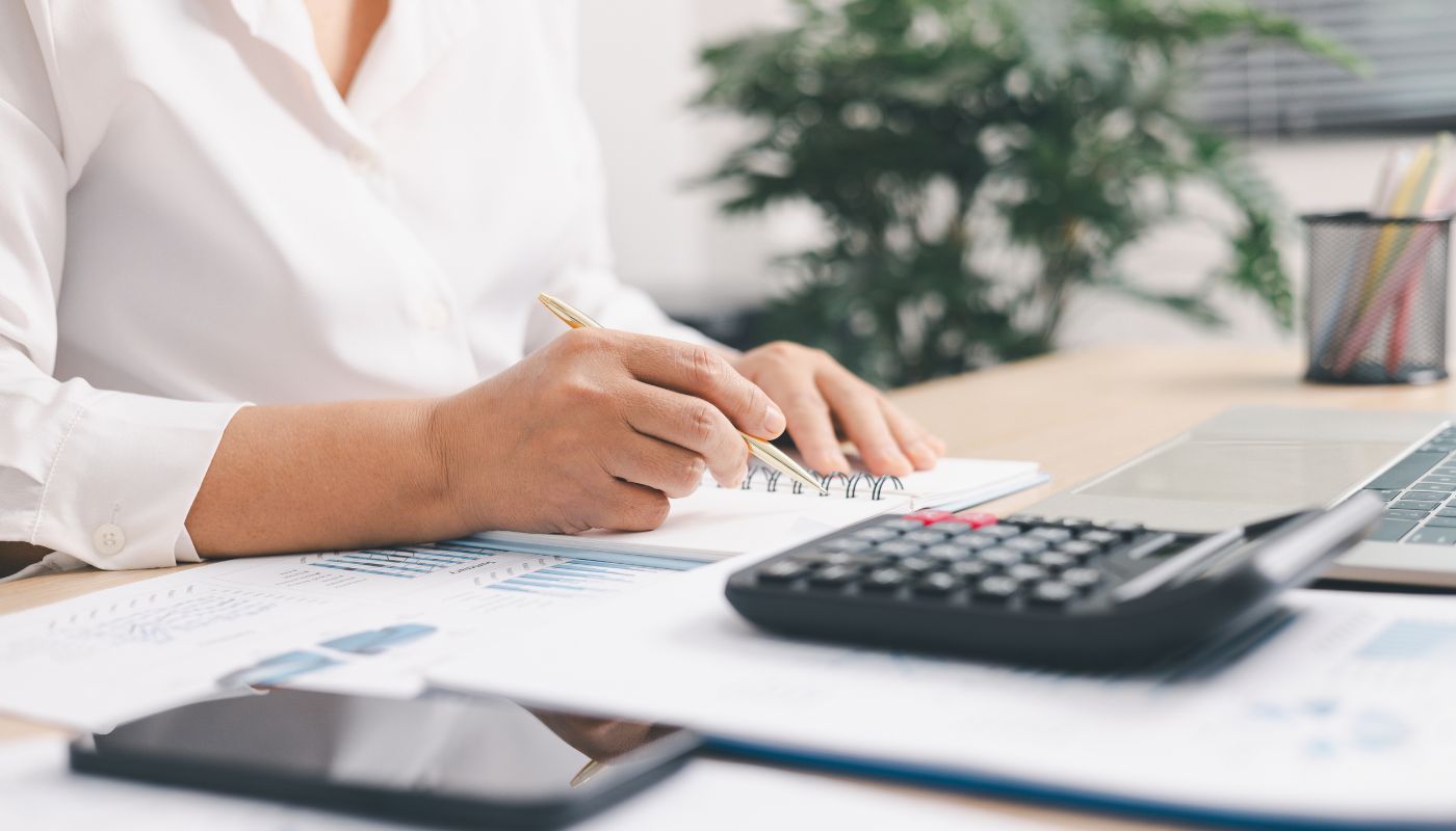 persona calculando la rentabilidad del alquiler