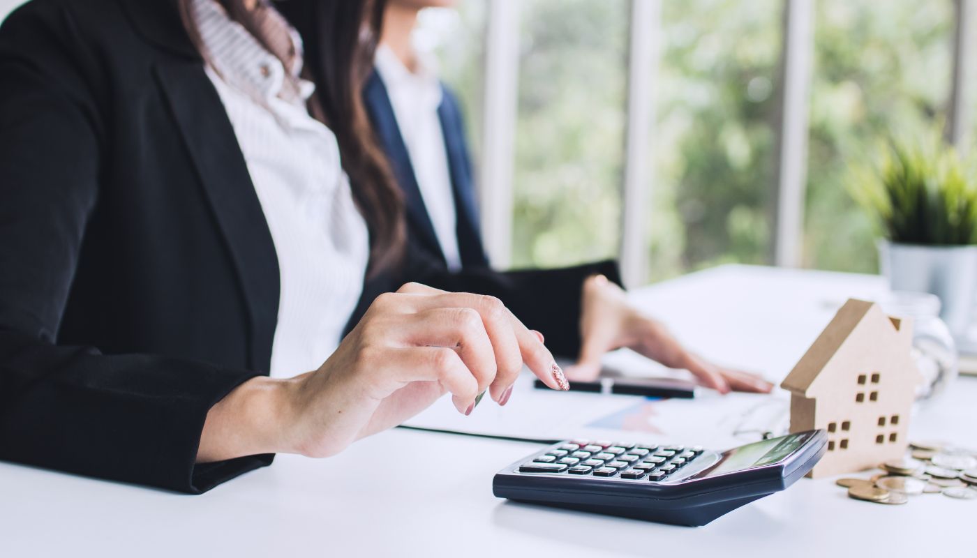 Persona calculando la provisión de fondos de una hipoteca