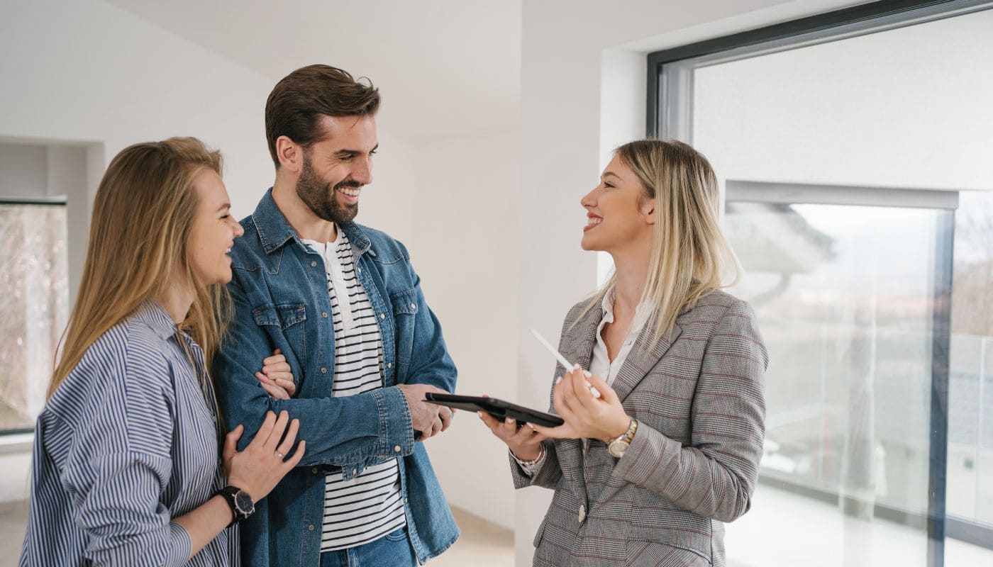 Pareja visitando una vivienda de obra nueva