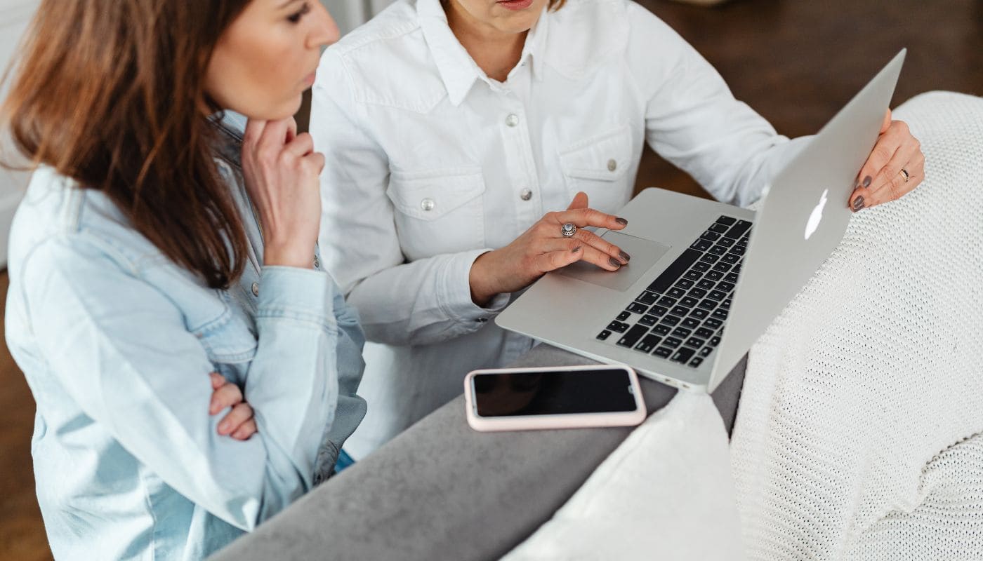Madre asesorando a su hija sobre la compra de vivienda