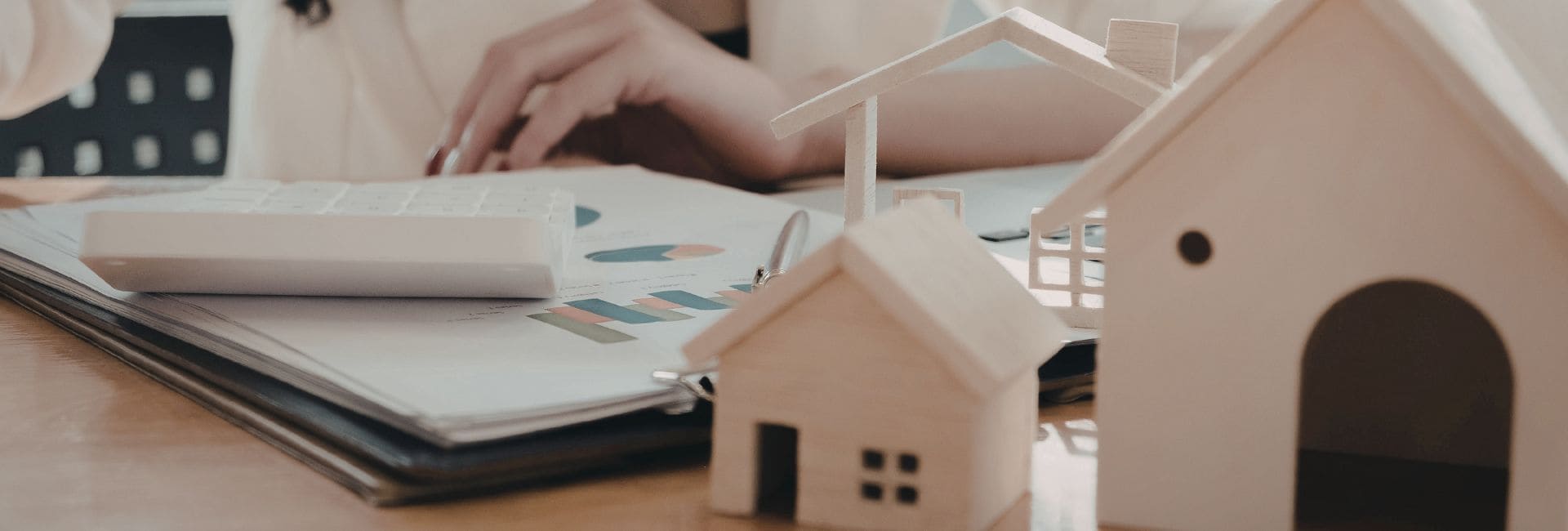 Persona calculando rentabilidad del alquiler