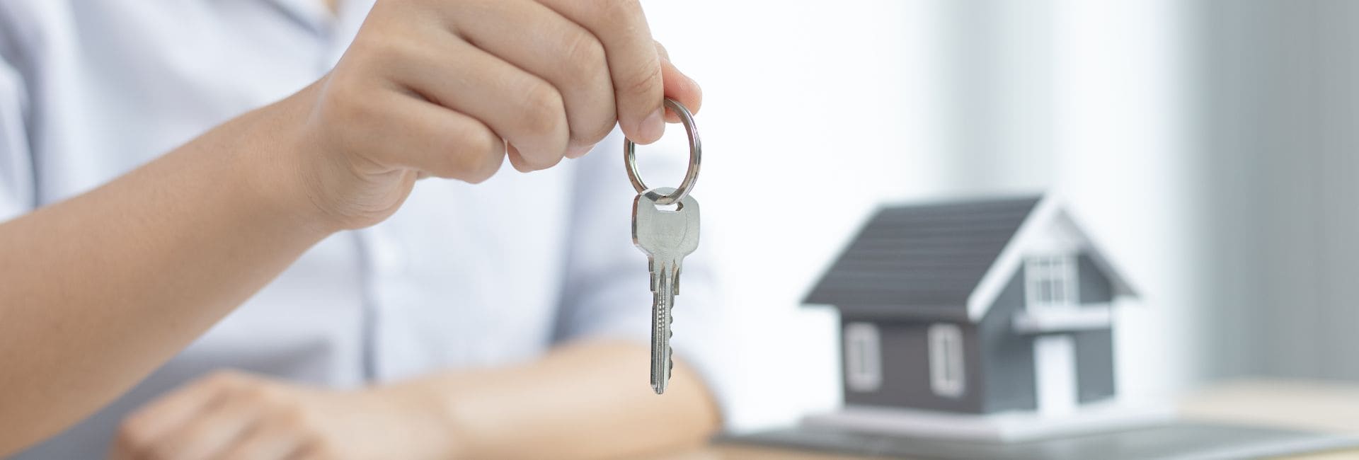 Entrega de llaves de una vivienda