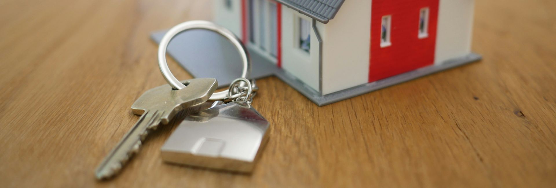 Entrega de llaves de una vivienda